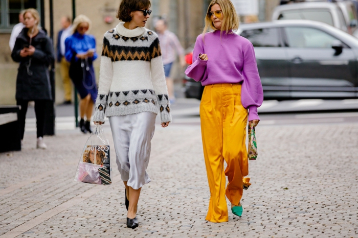 deux femmes modernes, tenue décontractée, pull motifs graphiques, pantalon jaune fluide, sac à main original