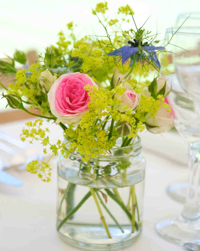 bouquet rustique avec roses et verdure, fleur champetre bleu, vase bocal en verre