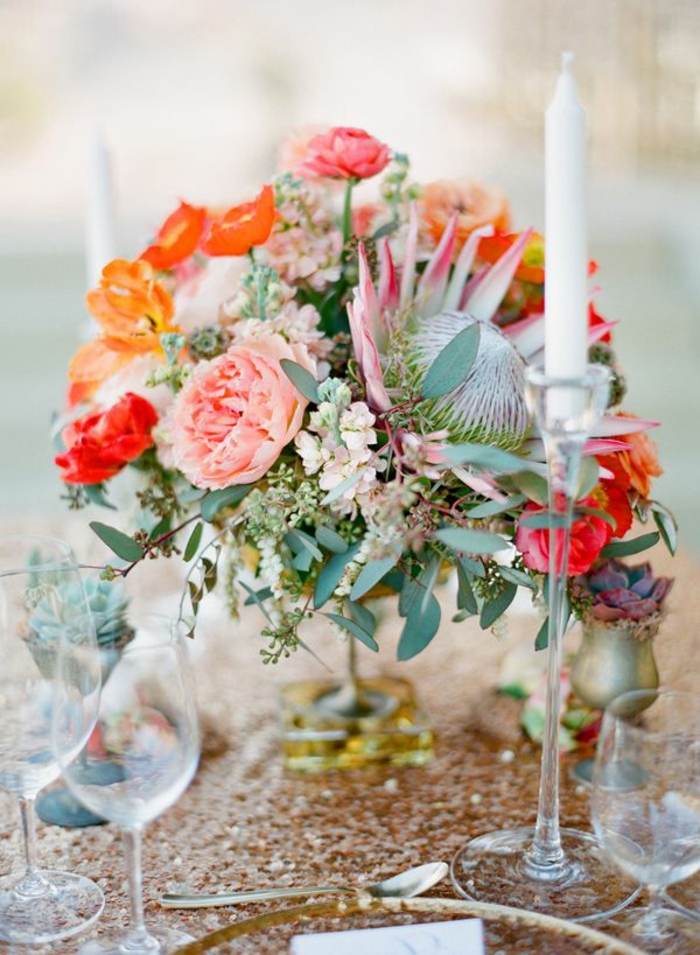 bougeoirs en verre, grand centre de table, bougie blanche, composition florale originale