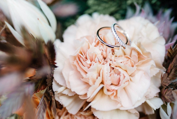 bouquet mariée rose pâle, deux anneaux et fleurs sèches, photographie artistique de bouquet de fleurs mariage 