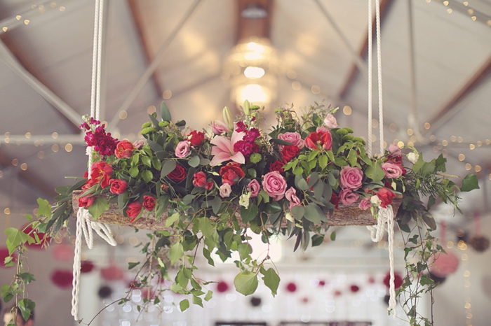 suspension florale en roses, composition élégante avec feuillage vert en cascade, fleurs suspendues au plafond
