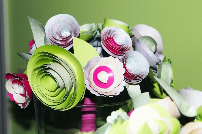 joli bouquet de roses en papier cartonné en centre de table original, faire des fleurs en papier pour décorer une table printanière