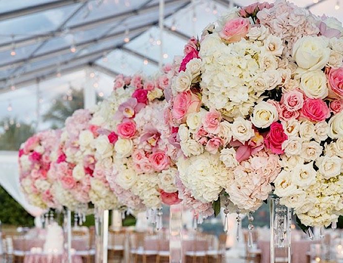 grandes suspensions florales en rose et blanc, grande tente décorée avec des tables