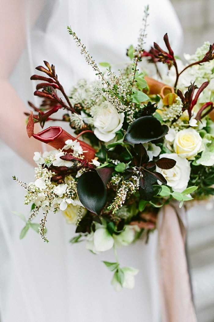 jolie composition florale avec roses et callas, bouquet texturé, robe blanche, grand bouquet