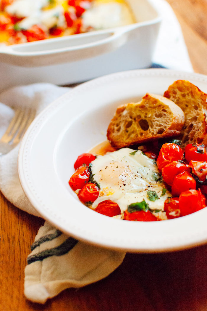 Plat principal très gourmand avec des oeufs de tomate et de fromage, idée repas pas cher, idee repas fete de famille, préparation plat simple