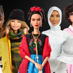 Barbie dévoile Adwoa Aboah en tant que dernière « shero » pour le 60e anniversaire de la poupée