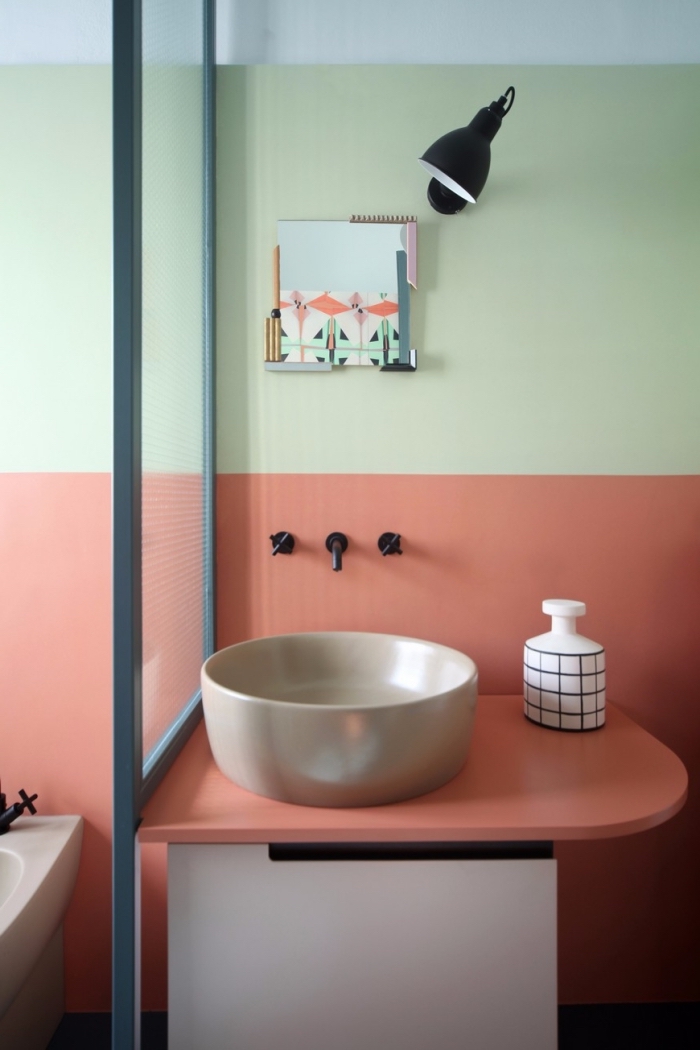 quelle peinture choisir pour une salle de bain moderne, modèle séparation pièce en verre, salle de bain en vert et orange pastel