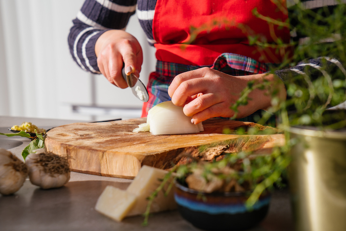 couper l échalote avec couteau en tranches, recette risotto champignons facile a faire comme repas du soir simple