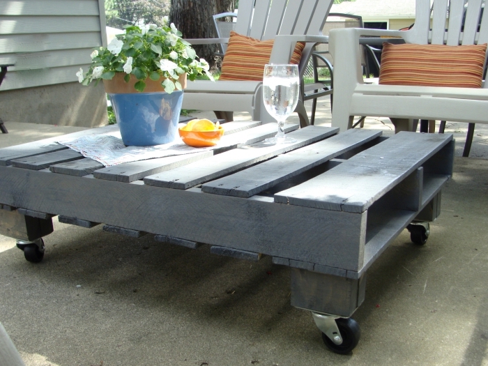 exemple de petite table de jardin en bois repeint en gris, idée comment aménager une arrière-cour avec meubles diy