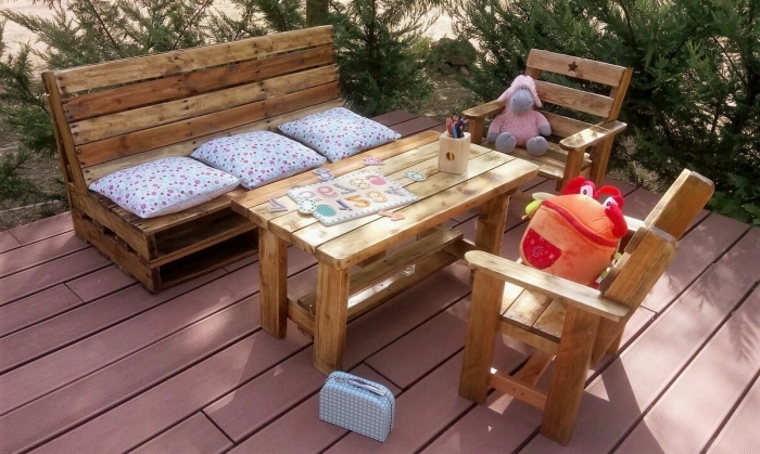 comment décorer un espace extérieur avec meubles en bois, fabriquer salon de jardin en palette, déco terrasse avec palette