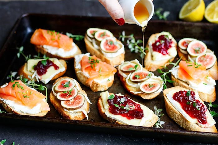 Pinchos en baguette crue avec saumon oui fromage et confiture, idee apero dinatoire, idée de repas d anniversaire