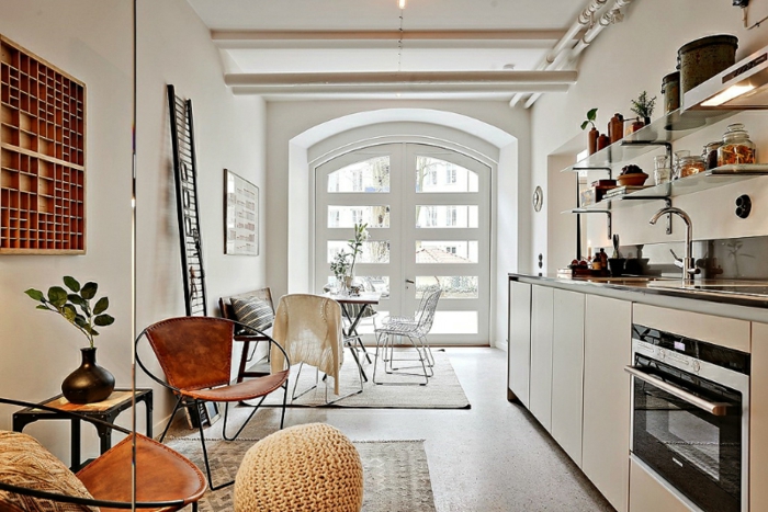 cuisine linéaire, meuble kitchenette blanc, étagères murales avec rangement apparent, four rétro