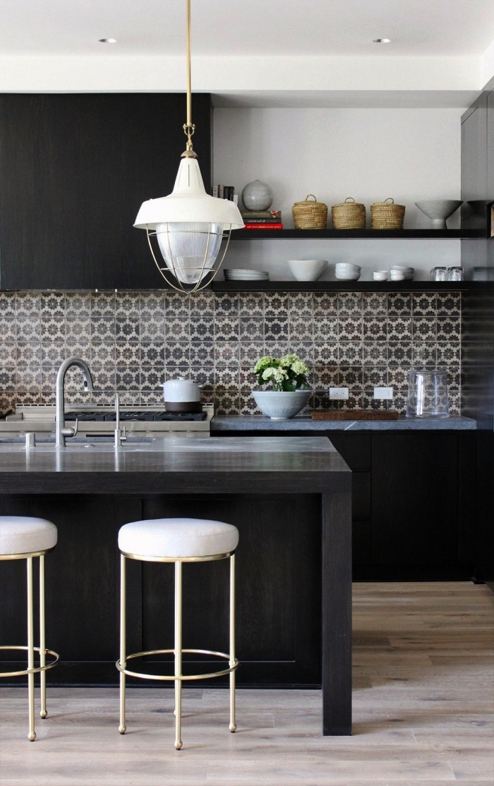 une crédence imitation carreaux de ciment à motifs hexagonaux gris taupe qui apporte une touche d'élégance à la cuisine noire