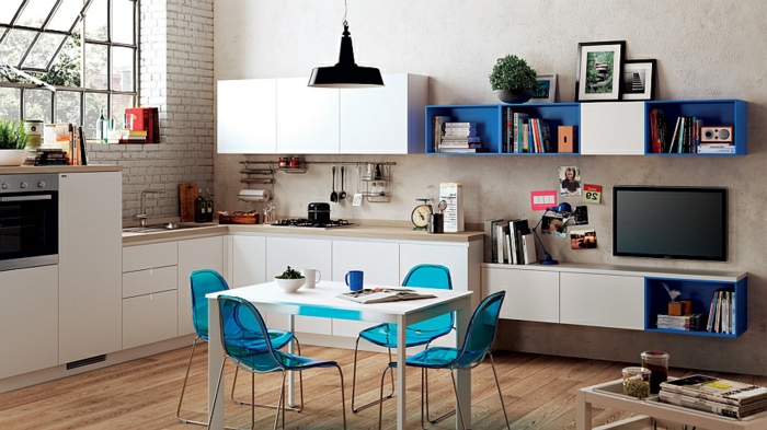 petite cuisine blanche, kitchenette pour studio, chaises bleues acryliques, table blanche, sol en bois,étagère en cubes 