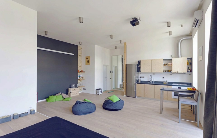 cuisine studio bois clair, poufs bleus, cuisine petit espace, murs et plafond blancs