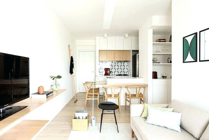 joli appartement blanc, kitchenette pour studio, chaises en bois, ilot de cuisine blanc, sofa vintage
