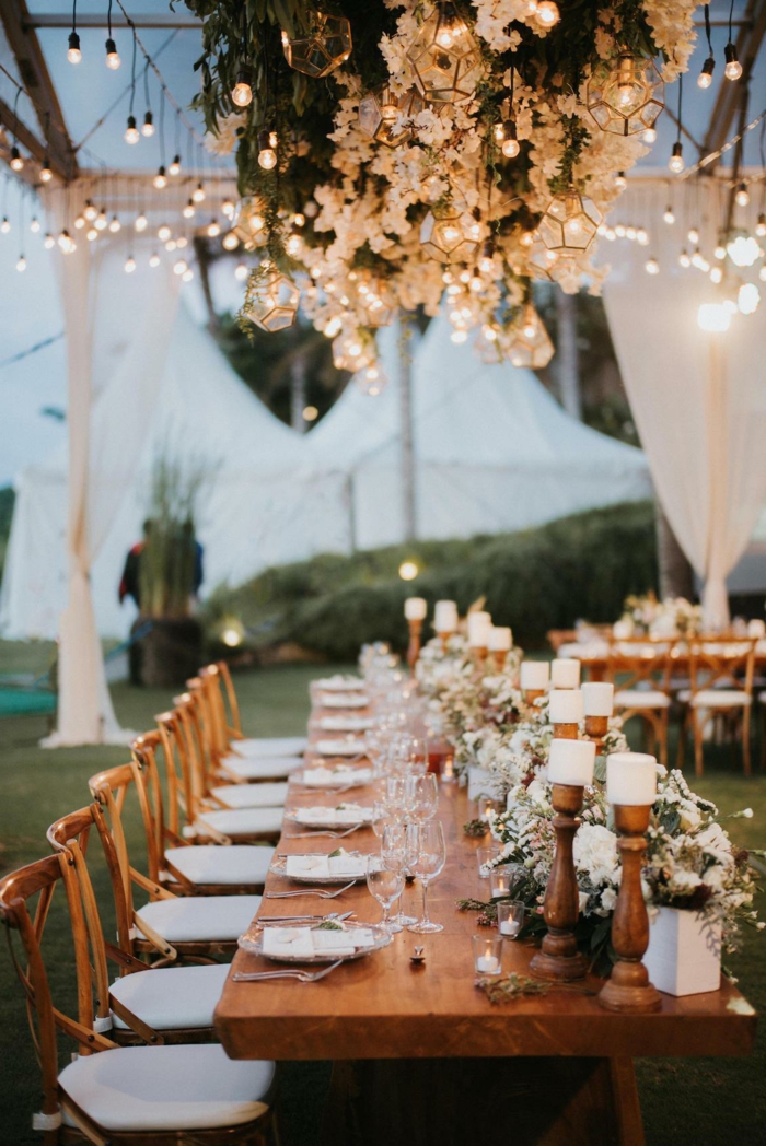 compositions florales en blanc, mariage bucolique en plein air, bougeoirs en bois et bougies blanches