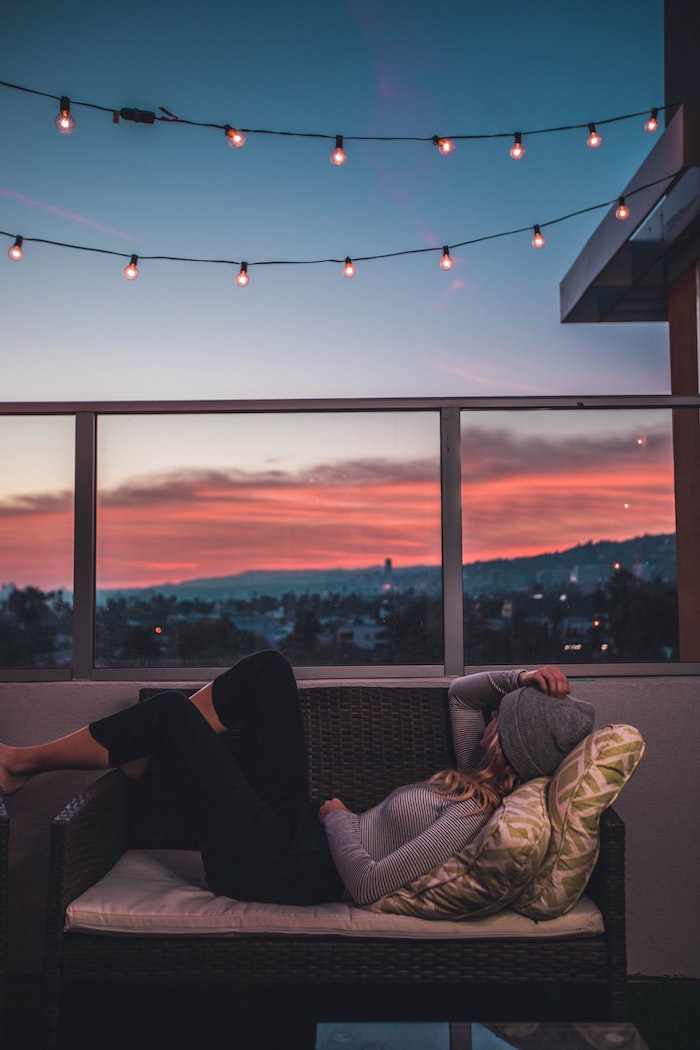 Guirlande lumineuse balcon avec belle vue, beau paysage urbain, image à utiliser pour fond d'écran libre de droit