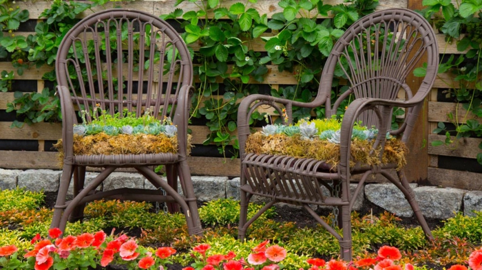 chaises décorées de verdure, decor jardin original, palettes en bois comme clôture