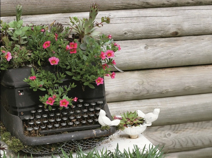 deco recup avec objets vintage, fleurs plantées, cloture en bois, aménager son jardin avec objets récup