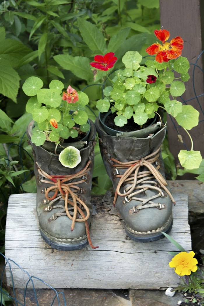 vieux souliers comme pots de fleurs, une petite chaise en bois, fleurs plantées