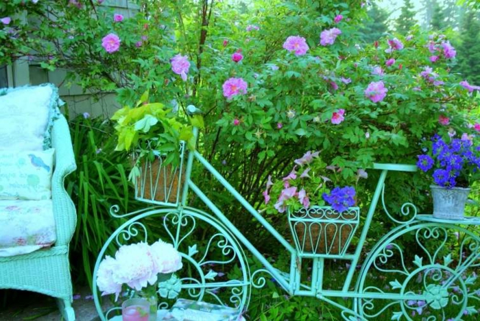 bicyclette vintage couleur bleu shabby, paniers rustiques avec fleurs plantées, jardin paradisiaque