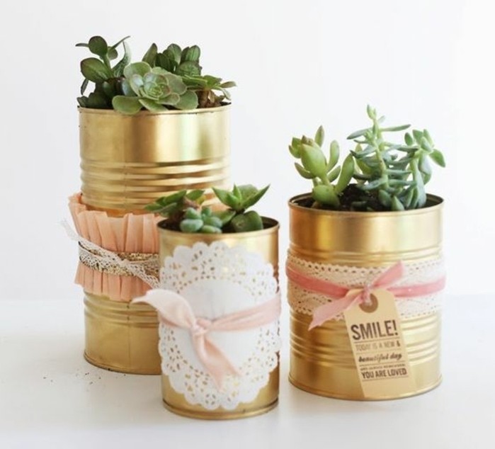 recyclage boite de conserve deco facile, comment décorer les canettes pour en faire des pots de fleurs stylés en or