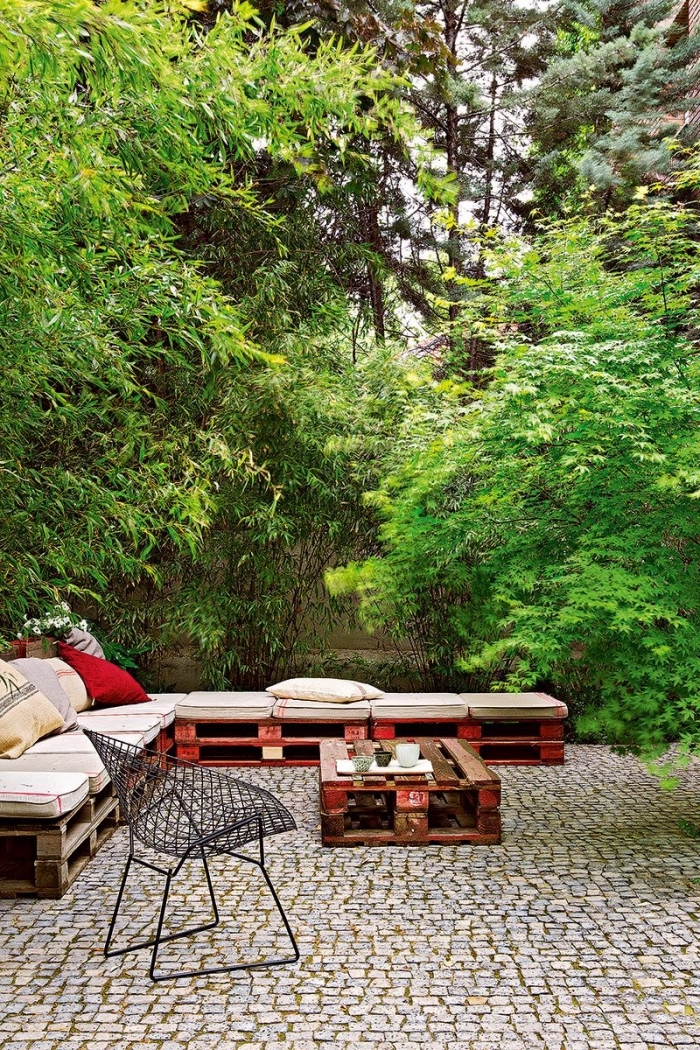 fabriquer un canapé d'angle pour l'extérieur, bricolage facile avec palette, décorer un canapé de jardin avec coussins