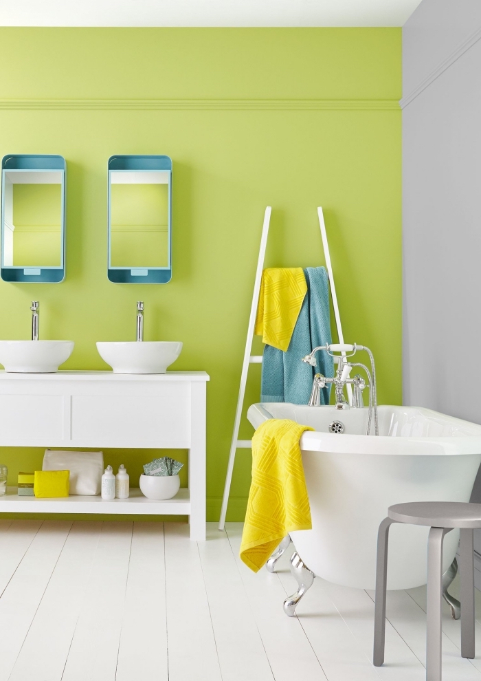 idée peinture lessivable pour salle de bain, déco pièce humide en blanc avec accessoires en bleu et jaune, exemple rangement salle de bain avec échelle