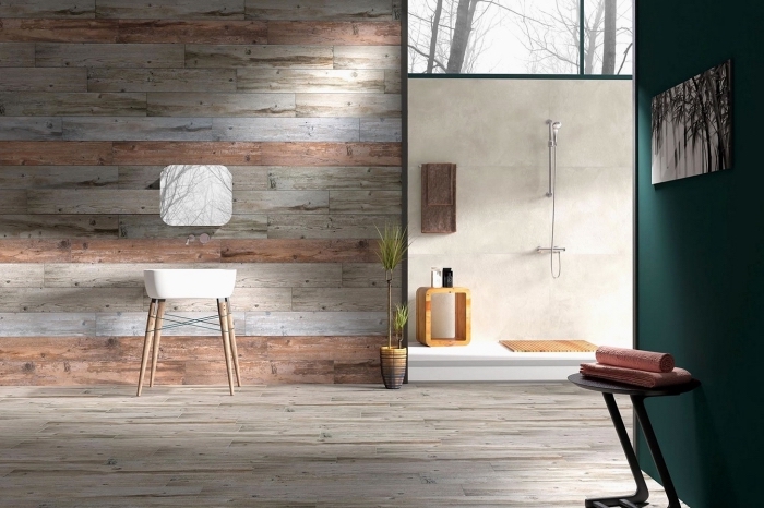 exemple de revetement mural salle de bain à imitation bois, agencement pièce humide avec cabine de douche