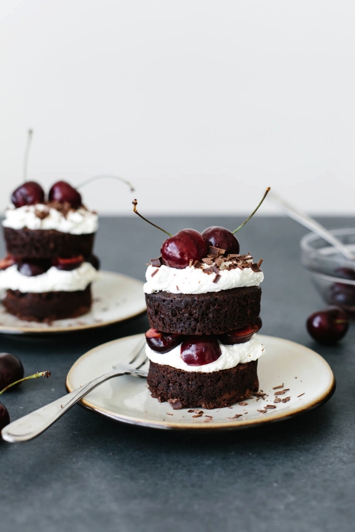 mini dessert sans gluten façon gâteau forêt noire, recette de mug cake au chocolat et cerises sans gluten