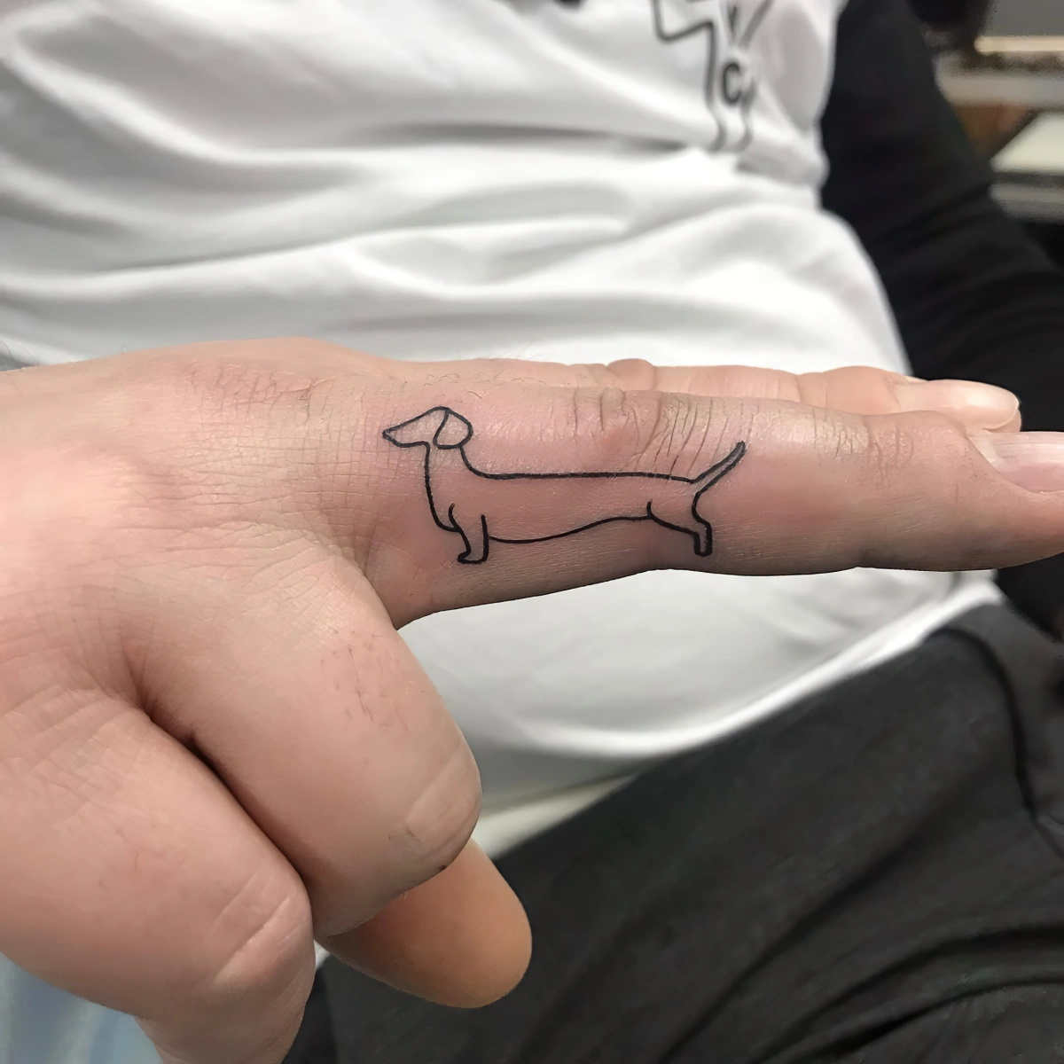dessin chien main tattoo homme art corporel motifs animaux
