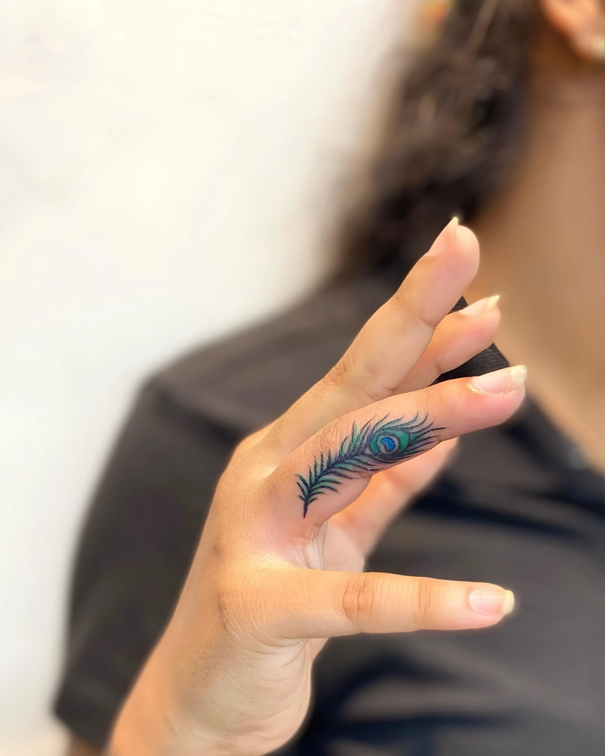 dessin en couleurs plume tatouage mains femme ongles