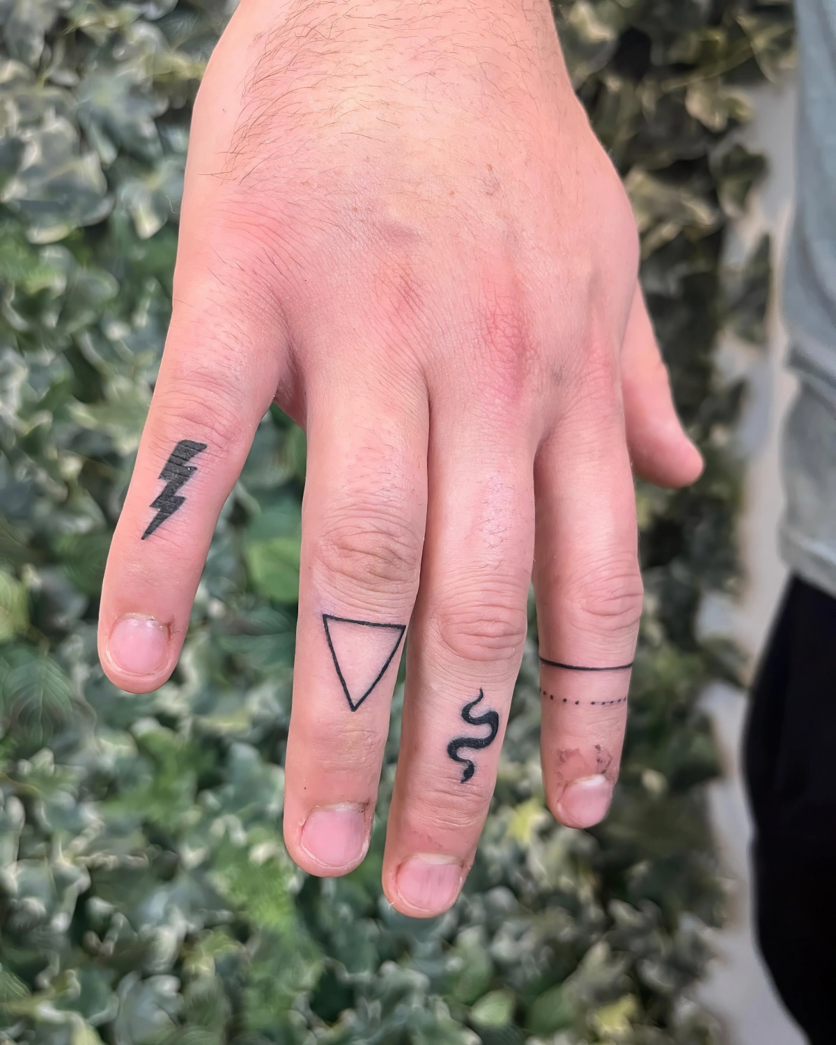 dessins sur doigts symboles homme tatouage triangle motifs geometriques