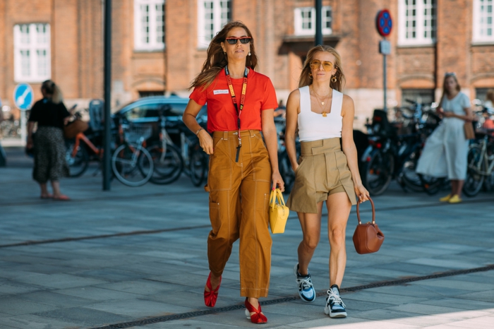 pantalon couleur curry, streetstyle, chaussures de sport, sac à main original, petit sac jaune, t-shirt rouge