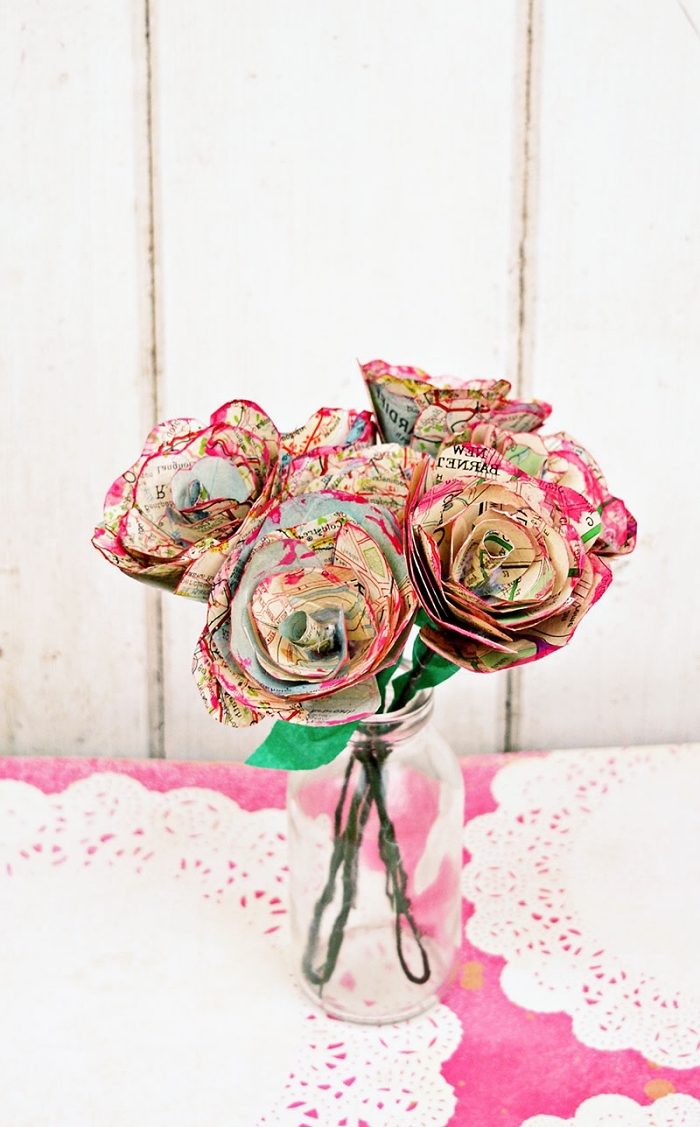 joli bouquet de fleurs artificielles en papier, des roses vintage fabriquées à partir de carte routière récupérée et posées dans un bocal, fleur en papier facile en papier récup
