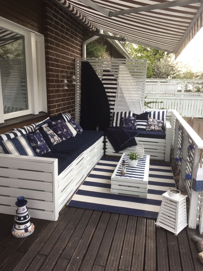 exemple comment décorer véranda ou terrasse avec meubles de jardin en palettes, petite table de café en bois blanc