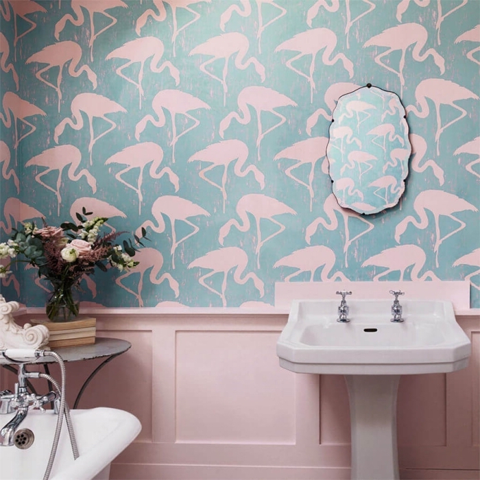 aménagement salle de bain féminine en couleurs pastel rose et bleu, vase en verre sur support bois rempli de fleurs