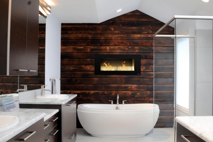 design intérieur moderne et rustique dans une salle de bain blanche avec meubles bois et pan de mur en lambris bois foncé