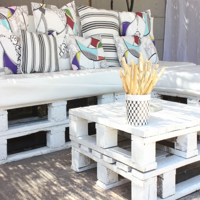 idée comment décorer un espace extérieur avec mobilier en palette, exemple recyclage de palette pour fabriquer des meubles