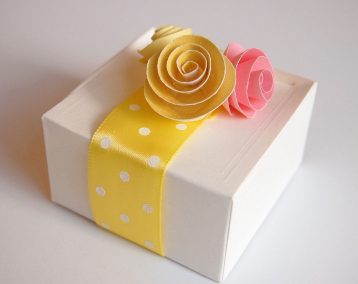idée pour offrir une boîte à cadeau personnalisée décorée avec roses en papier, faire des fleurs en papier pour décorer un emballage cadeau