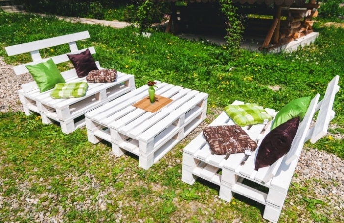 DIY banquette en palette, repeindre un meuble bois, exemple comment aménager un jardin ou une terrasse avec mobilier DIY
