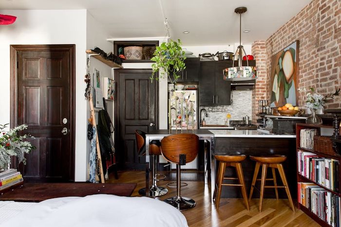 comment aménager une petite cuisine style bistrot dans un appartement petit avec meubles en bois marron, parquet bois clair, mur de briques d accent, deco artistique