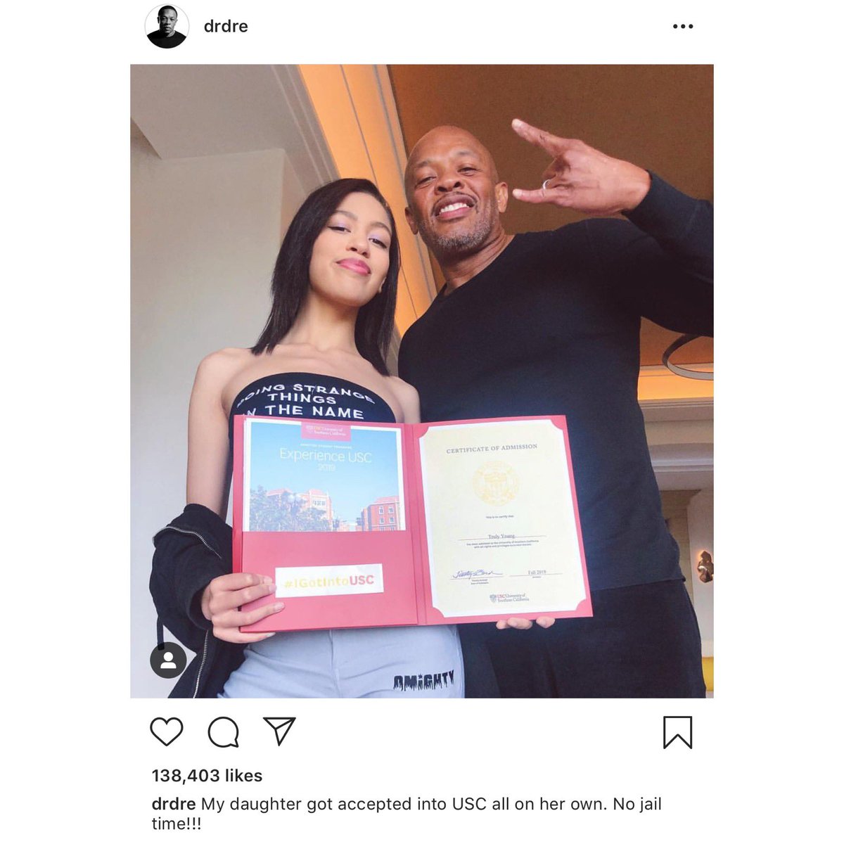 Dr Dre pose avec sa fille fraichement acceptée à l'USC avec un message sarcastique destiné aux actrices Felicity Huffman et Lori Loughlin