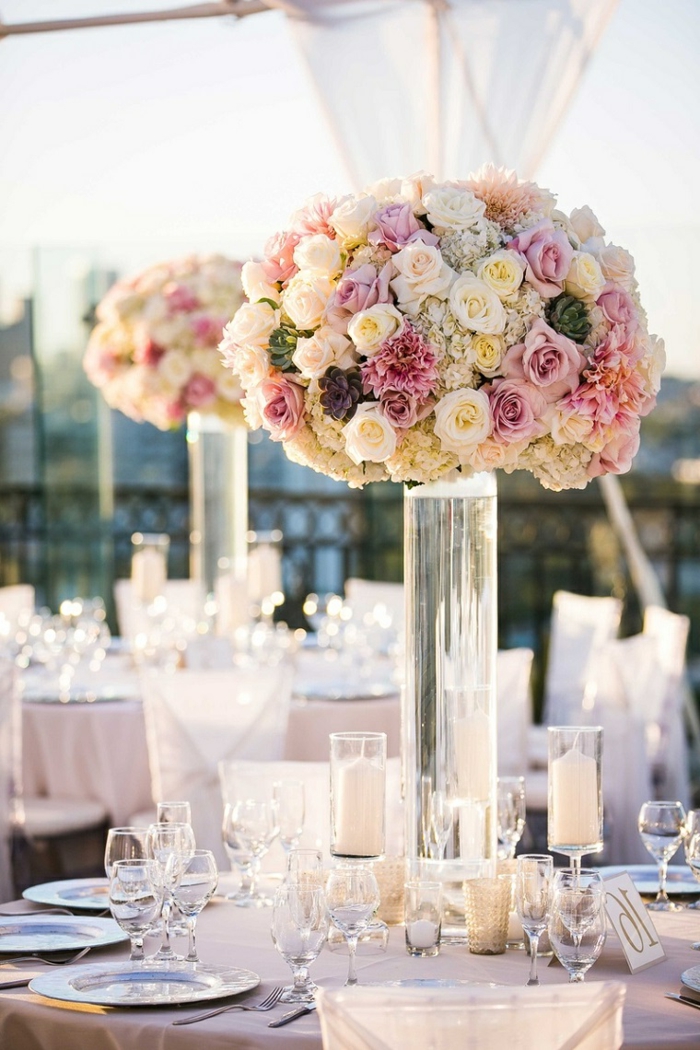 grands bouquets ronds posés en grands vases en verre, arrangement de roses et de succulentes