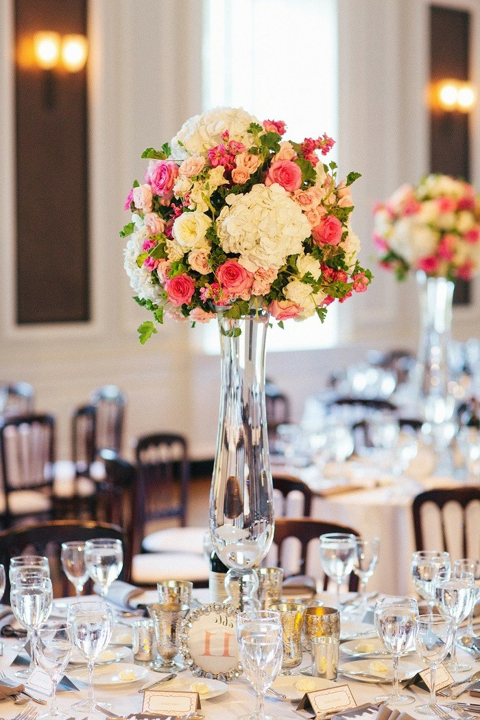 bouquets de fleurs de différentes tailles, vases en verre, tables de mariage, composition florale mariage