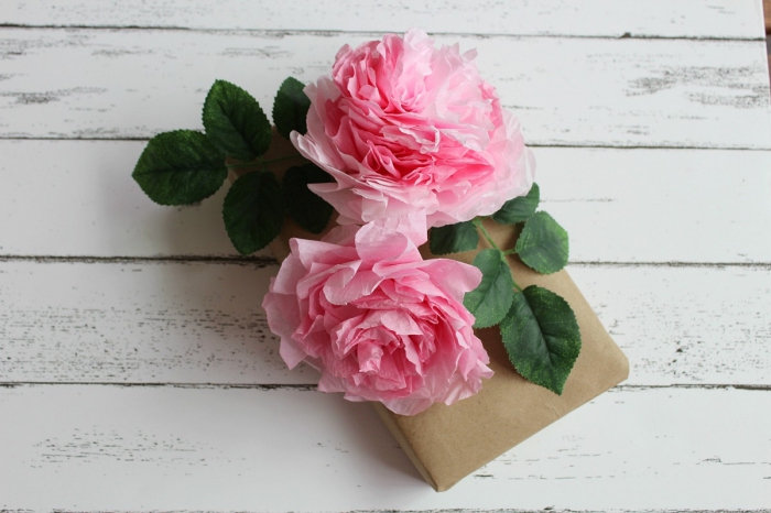 modèle de rose anglaise réalisé en papier crépon, comment faire des fleurs en papier crépon
