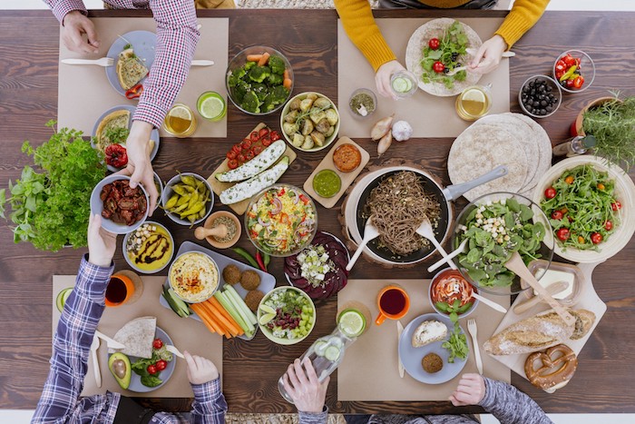Amis sur la table, partager la nourriture, plats pour tout le monde, idee diner, idée repas pas cher, apero dinatoire original