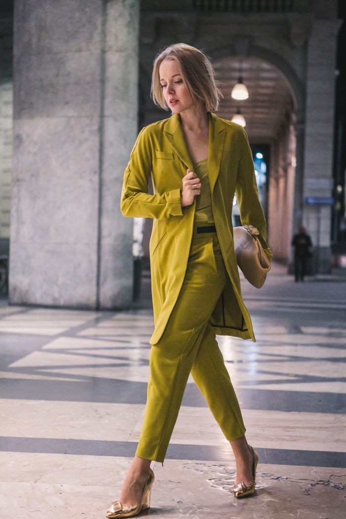 couleurs vêtements tendance printemps 2019, exemple de costume vert pour femme avec blazer long et pantalon fluide