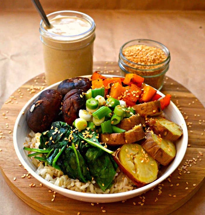 recette bouddha bol aux épinards, patates et patates douces, champignons sur du riz, idée repas riche soir bondé de protéines végétales